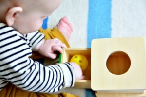 Giáo cụ Hộp Imbucare - hình trụ nhỏ giúp trải nghiệm sự tồn tại của đối tượng