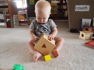 Giáo cụ hộp Imbucare - lăng trụ tam giác giúp bé khả năng khéo léo, chính xác giữa tay và mắt