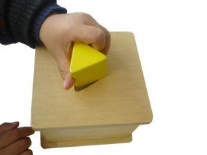Giáo cụ hộp Imbucare - lăng trụ tam giác giúp bé phối hợp giữa tay và mắt