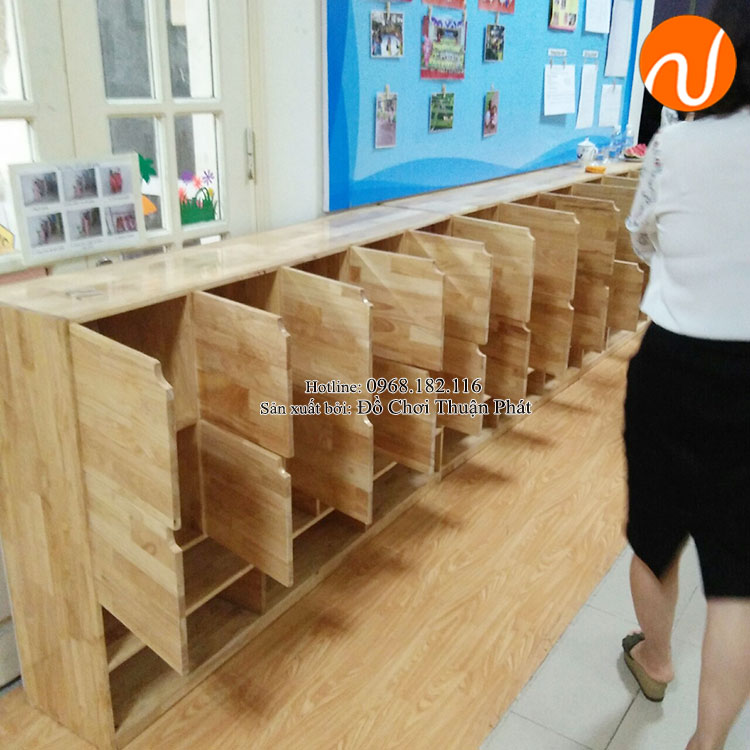 Lắp đặt nhà chòi bằng gỗ, tủ kệ mon cho trường mầm non tại Hà Nội-2