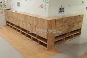 Lắp đặt nhà chòi bằng gỗ, tủ kệ mon cho trường mầm non tại Hà Nội