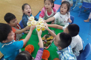 Thưởng thức nước cam vừa làm xong