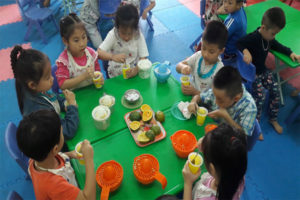 Thực hiện pha nước cam với nguyên liệu rồi khuấy đều