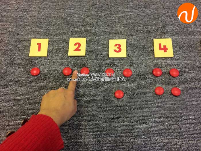 Hướng dẫn sử dụng giáo cụ Montessori thẻ số và hạt chấm đỏ-3