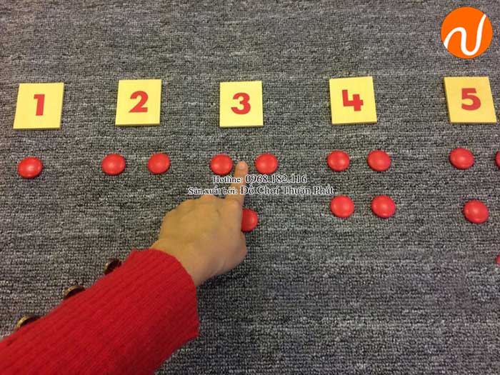 Hướng dẫn sử dụng giáo cụ Montessori thẻ số và hạt chấm đỏ-5