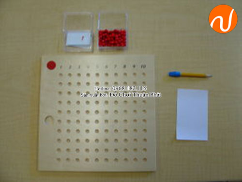 Hướng dẫn sử dụng giáo cụ Montessori bảng phép tính nhân bằng hạt-1