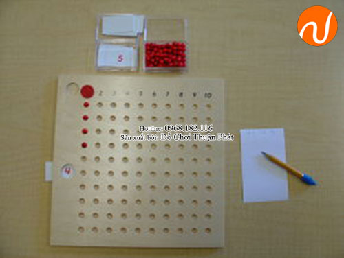 Hướng dẫn sử dụng giáo cụ Montessori bảng phép tính nhân bằng hạt-2