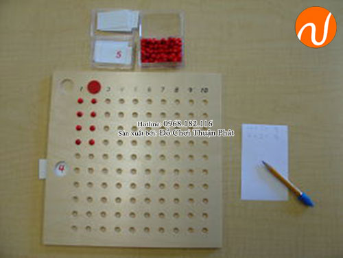 Hướng dẫn sử dụng giáo cụ Montessori bảng phép tính nhân bằng hạt-3