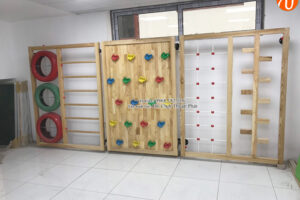 Lắp đặt bộ vách leo núi cho bé bằng gỗ cho trường mầm non tư thục
