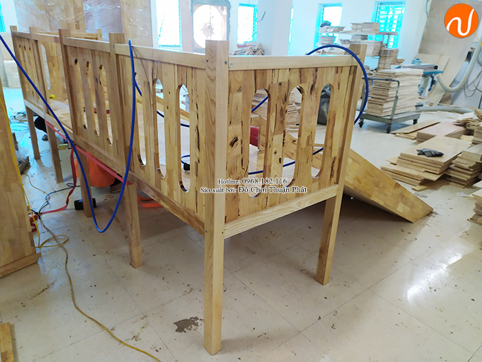 Lắp đặt cầu trượt liên hoàn gỗ trong nhà cho khách hàng tại Hà Nội