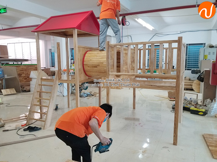 Sản xuất lắp đặt cầu trượt liên hoàn gỗ cho trường mầm non tư thục tại Hà Nội