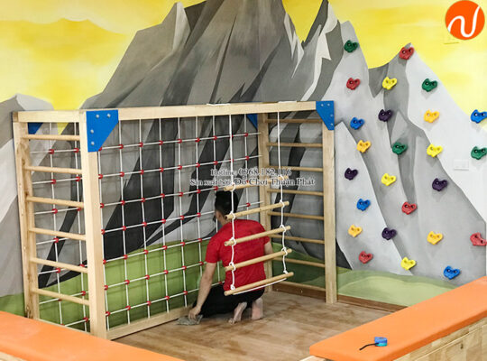 Lắp đặt bàn giao bộ thang leo vận động gỗ cho trường mầm non tư thục tại Hà Nội